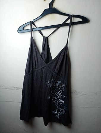 Schwarzes Tanktop mit "Love"-Grafik