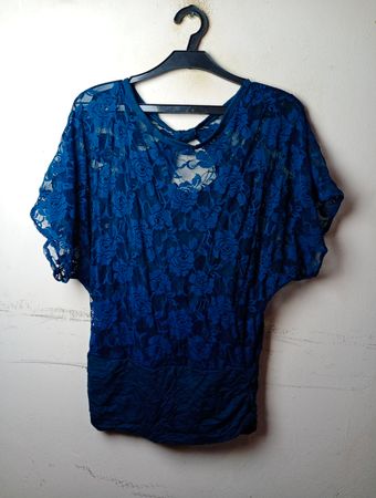Blaues Spitzenoberteil