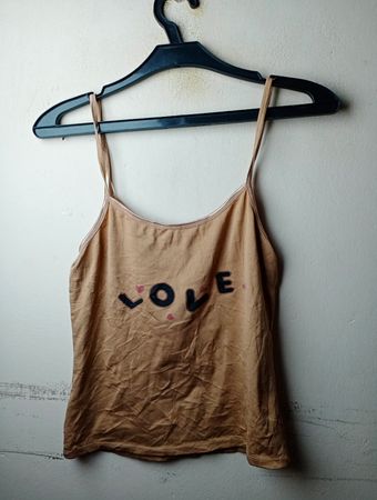 Beige Camisole mit LOVE Grafik