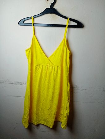 Gelbes Spaghetti-Trägerkleid