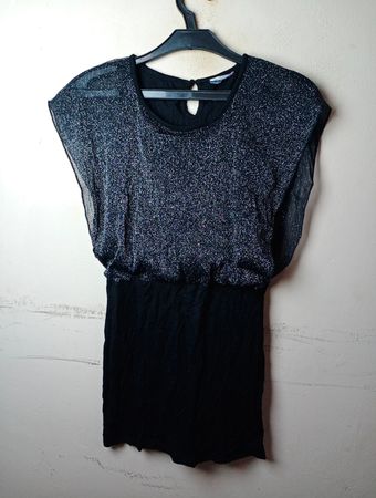 Schwarzes Kleid mit glitzerndem Oberteil