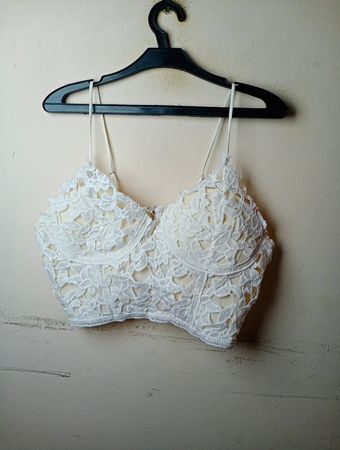 Weißes Spitzen-Crop-Top mit Reißverschluss auf der Rückseite