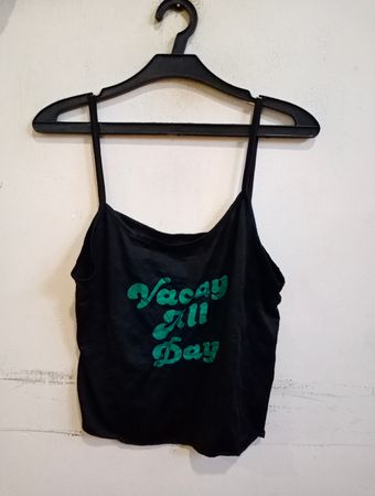 Schwarzes Crop-Top mit "Vacay All Day" Grafik