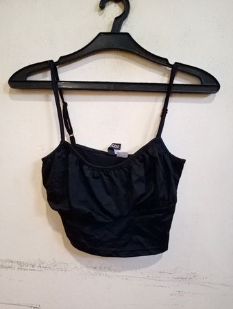 Geteiltes schwarzes Crop Top