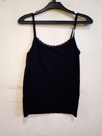 Schwarzes Top mit Spitzenrand