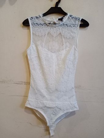 Amisu Weißer Spitzen-Bodysuit