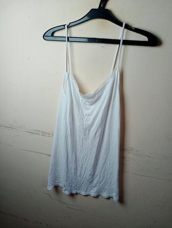Weiße Spaghettiträger-Camisole