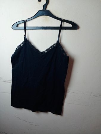 Schwarzes Top mit Spitzenbesatz