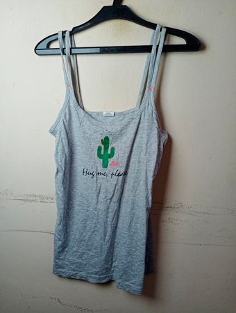 Graues Tanktop mit Kaktusgrafik und dem Text "Hug me, please