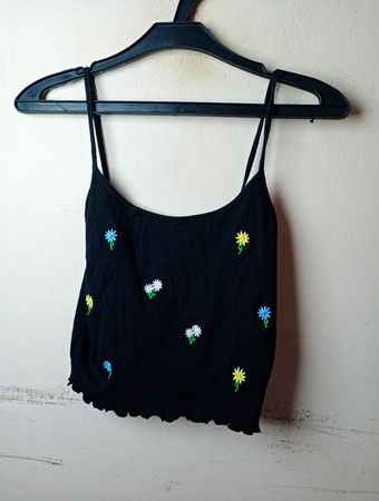 Schwarz gerippte Top mit gestickten Blumen