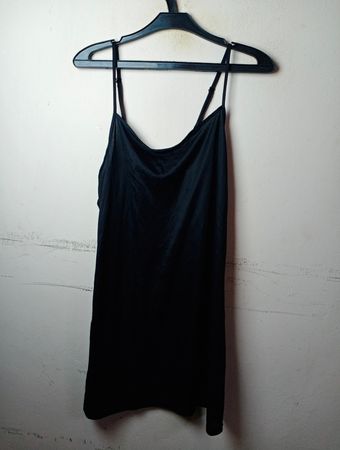 Schwarzes Slip-Kleid