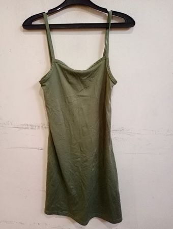 Grünes Spaghettiträgerkleid