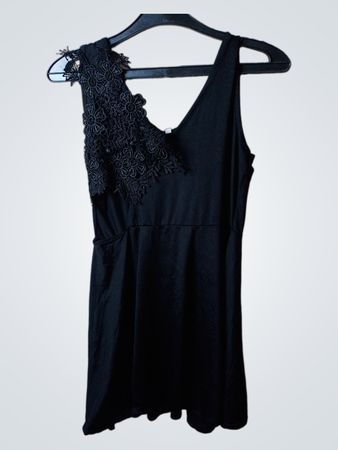 Schwarzes Kleid mit Spitzen-Schulterdetails