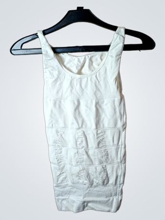 Weißes Tanktop mit Pflegeetikett