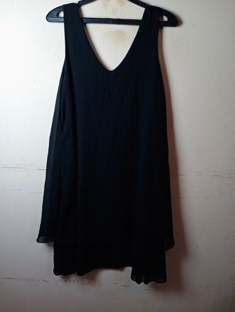 Schwarzes V-Ausschnitt-Kleid mit "New Collection"-Label
