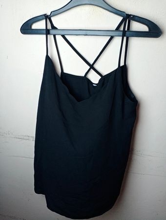 Schwarzes Cami-Top mit Überkreuzträgern