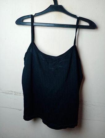 Schwarzes geripptes Trägershirt, hergestellt in der Türkei.