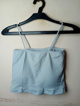 Hellblaues geripptes Crop Top mit Spaghetti-Trägern