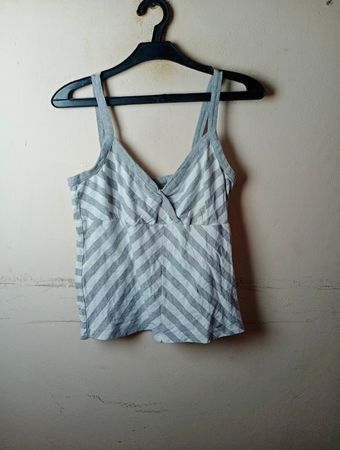 Graues und weiß gestreiftes Tanktop