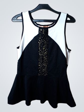 Eva & Lola Schwarzes und Weißes Peplum-Top mit Goldener Spitzenverzierung