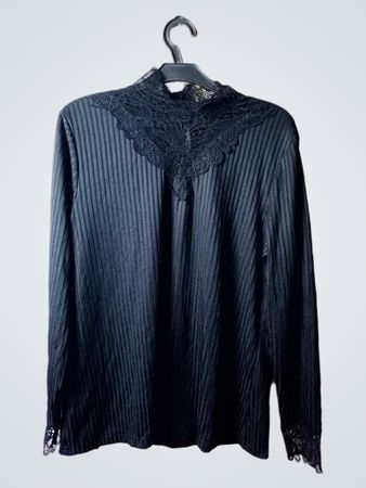 Schwarzes Spitzendetail Mock Neck Rippentop