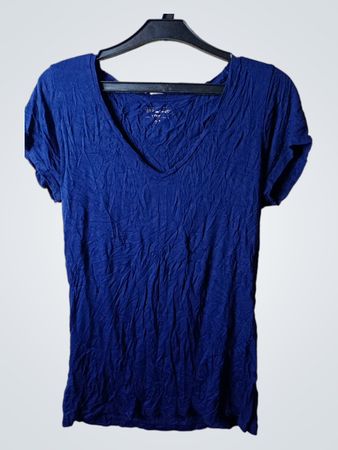 Blaues V-Ausschnitt-T-Shirt