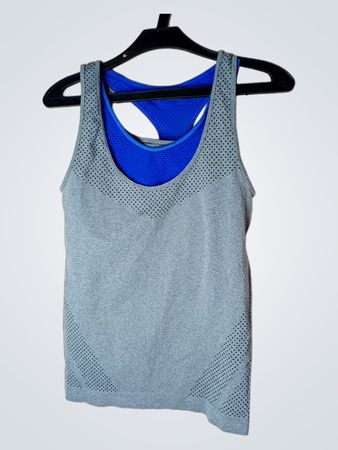 Graues Tanktop mit blauer Innenschicht