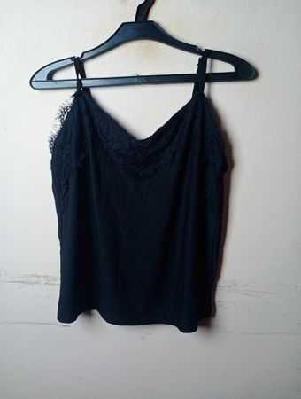 Schwarzes Top mit Spitzensaum