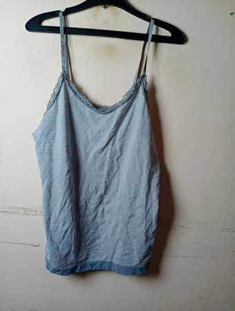 Gestreifter Cami mit Spitzenbesatz