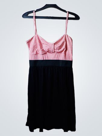 Rote und weiße Karos blouse mit schwarzer Rockkleid
