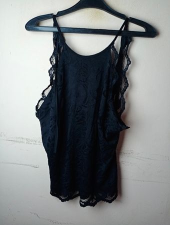 Schwarzes Tanktop mit Spitzenbesatz