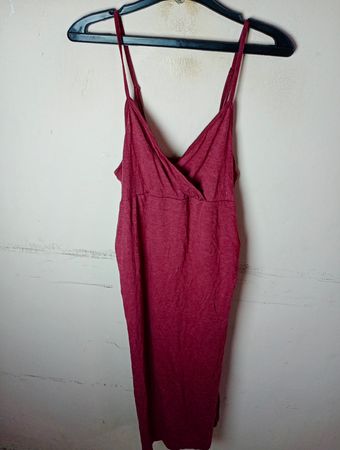 Bordeauxfarbene Spaghetti-Träger-Kleid