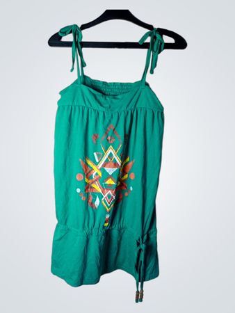 Grünes Kleid mit geometrischem Druck