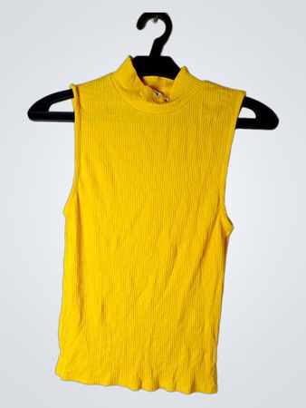 Gelbes geripptes Top ohne Ärmel mit Mock Neck