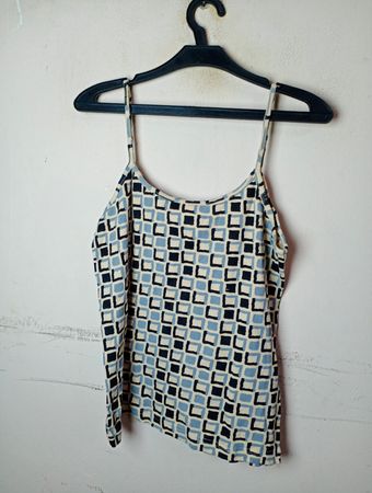 Lady M Top mit geometrischem Druck