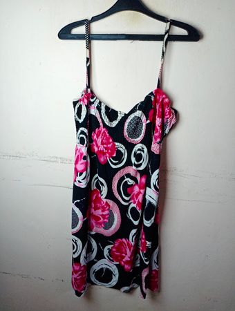 Schwarzes Kleid mit pinkfarbigem Blumen- und Kreisdesign