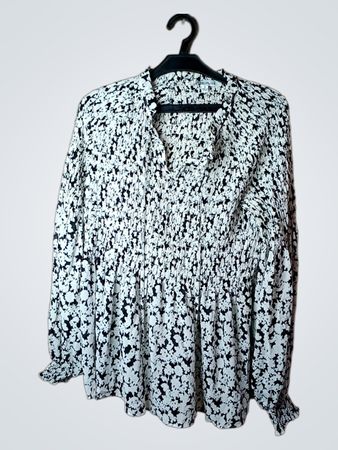 Rose + Olive Schwarze und Weiße Blumengemusterte Smocked Bluse
