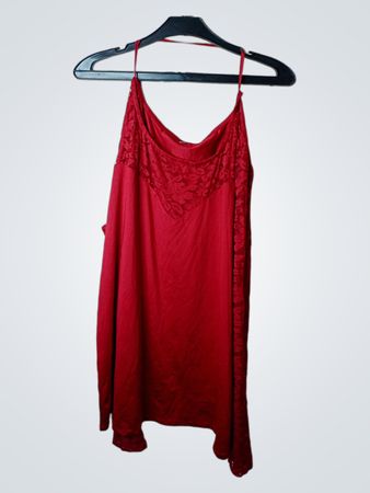 Rotes Slipkleid mit Spitze