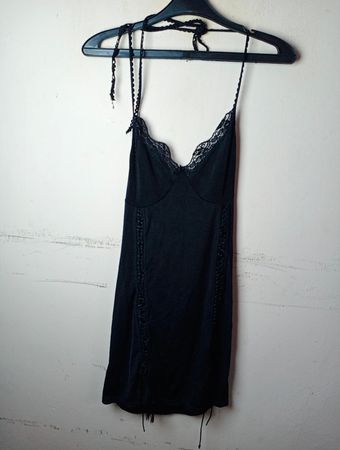 Schwarzes Spitzen-Besatz-Hängerkleid