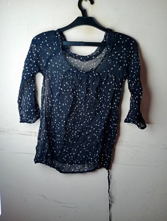 Durchsichtige schwarze Bluse mit weißen Sternen