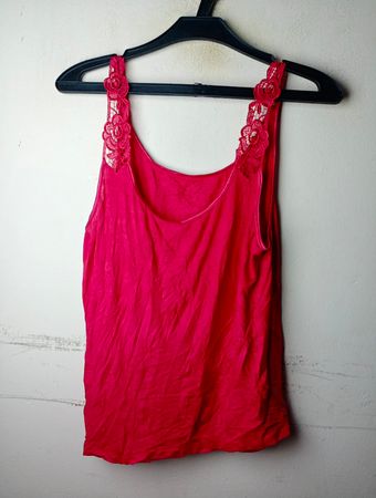 Pinkes Tanktop mit Spitzenriemen