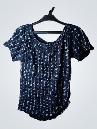 Schwarzes Oberteil mit weißem Muster