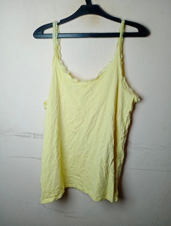 INFINITY WOMAN Gelbes Spitzenbesatz Cami-Top