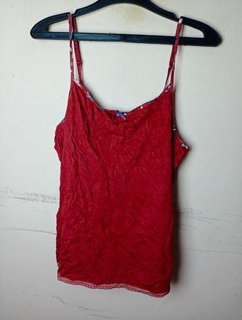Queen Rote Spaghetti-Träger Top mit Spitzenbesatz