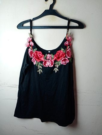 Schwarzfarbige Camisole mit floralem Stickerei