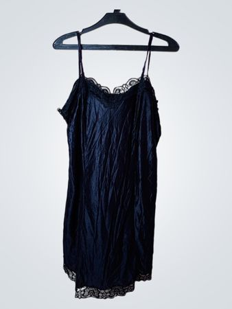 Schwarzes Nachtkleid mit Spitzenbesatz