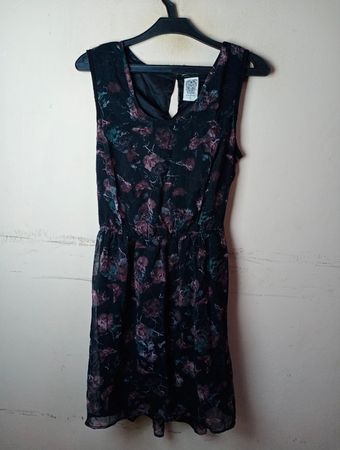 Hübsches gotisches, florales ärmelloses Kleid
