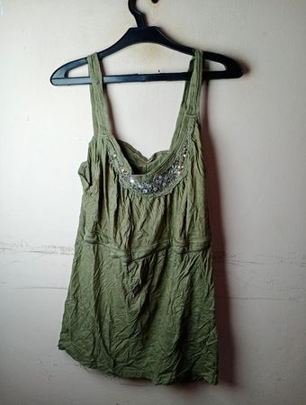 Fashion Basix Grünes Tanktop mit verziertem Ausschnitt