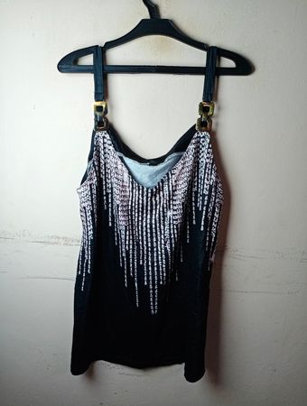 Schwarzes Tanktop mit weißem und pinkem Muster