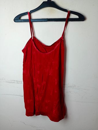 Rote Samt-Hemdchen